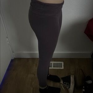 Purple Form-Fitting Leggings for Casual and Athletic Wear